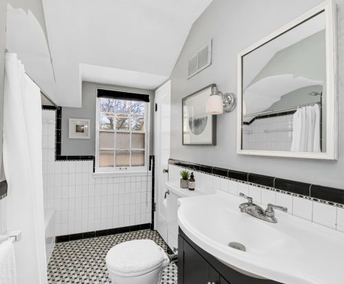 5537 Bay Rdg Ave, Milwaukee WI 53217-5104 exterior