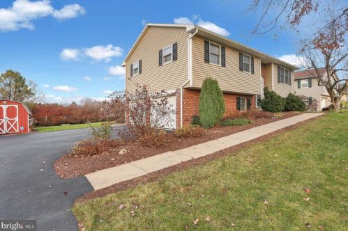 2447 Ellendale Dr, Lancaster PA 17602-1422 exterior