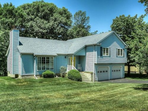 16 Hoover Dr, Middletown, NY 10940-4650