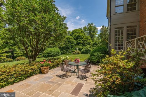 10017 Carmelita Dr, Rockville MD 20854-4247 exterior