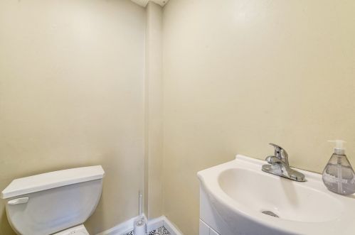 54 Crystal Ave, Springfield MA 01108-1722 exterior