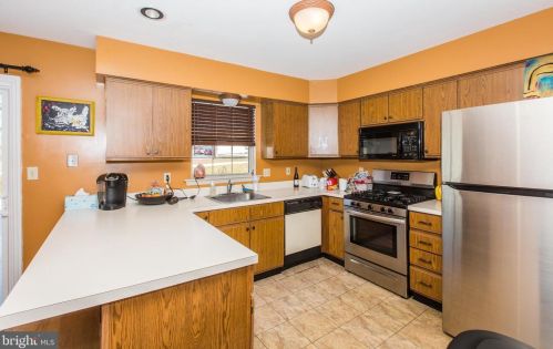 211 Cherrywood Ct, Pottstown PA 19464-9230 exterior