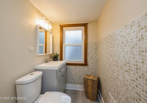 6040 Kilbourn Ave, Chicago IL  60646-5010 exterior