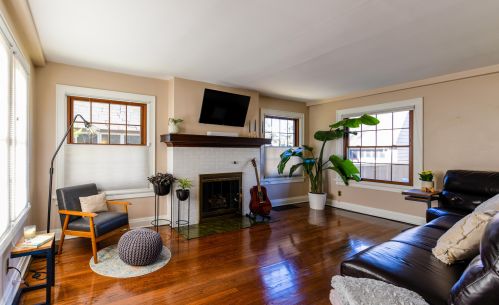 5913 Bay Ridge Ave, Milwaukee, WI 53217-4604