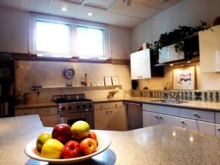 1442 Franklin Pl, Milwaukee WI  53202-2210 exterior