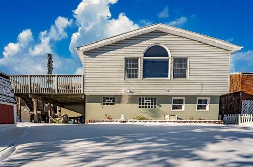 137 Conneaut Dr, Pittsburgh PA 15239-2630 exterior