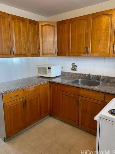 1139 Kokea St, Honolulu, HI 96817-3492