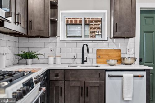 831 Greenwich St, Philadelphia PA 19147-6409 exterior