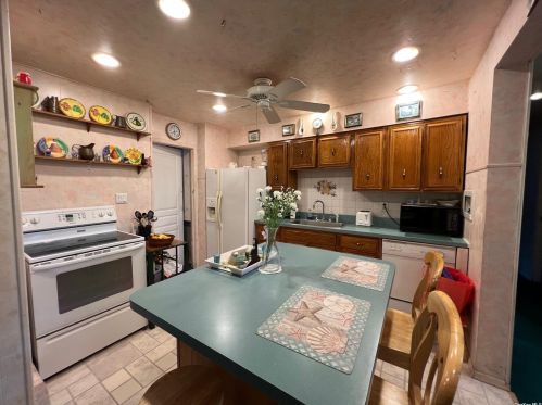 1040 Walnut Ave, Bohemia NY 11716-2176 exterior