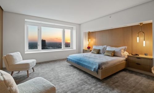 132 Delaware Pl, Chicago IL  60611-3215 exterior