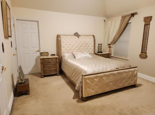 15 Honeysuckle Ct, Huntington Station, NY 11747-4239