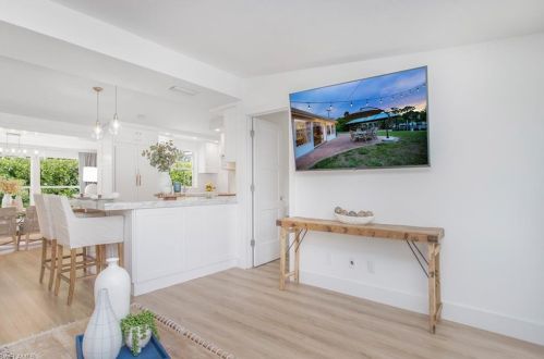 2180 Hbr Ln, Naples FL 34104-4218 exterior