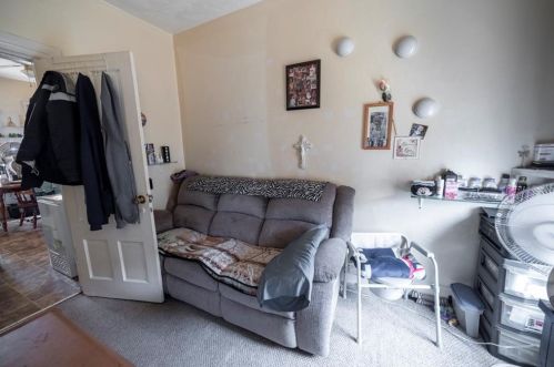 33 Cross St, Woonsocket RI 02895-5852 exterior