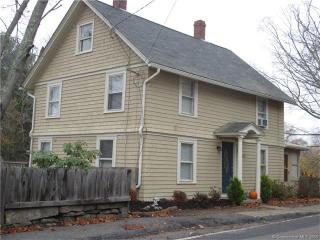 203 Maple Ave, Uncasville, CT 06382-2017