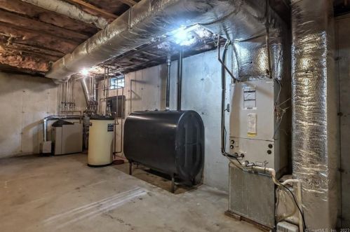 47 Chester St, Milford CT 06460-7421 exterior