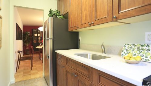 13 Commodore Ln, Babylon NY  11704-8204 exterior