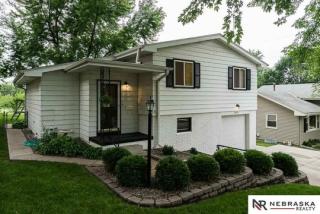 8479 Lakeview Dr, Omaha, NE 68127-2615