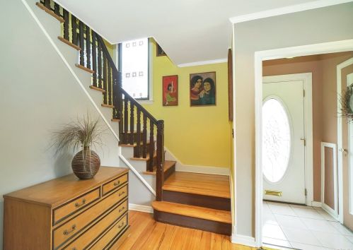 3 Ash Ln, Valley Stream, NY 11580-1701