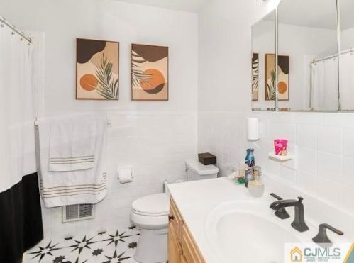 9 Estok Rd, Edison NJ  08817-4117 exterior