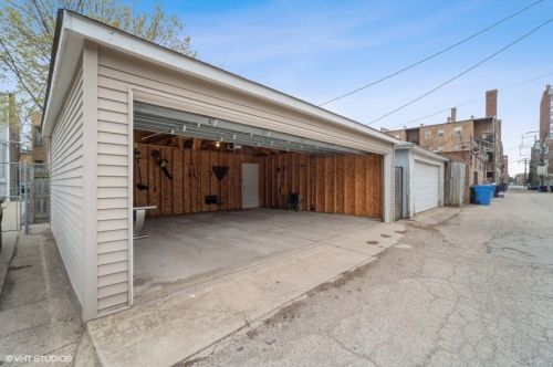 4425 Damen Ave, Chicago IL 60625-1701 exterior