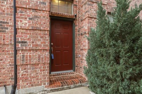 8716 Iron Horse Dr, Irving TX  75063-3915 exterior