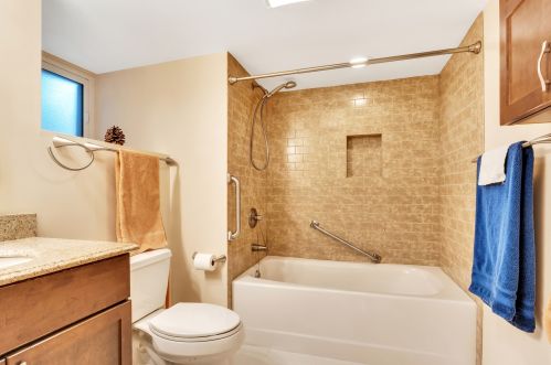 2311 Lunt Ave, Chicago IL  60645-4712 exterior