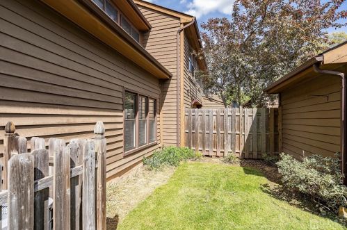 81 Laurel Holw Ct, Edison NJ 08820-1043 exterior