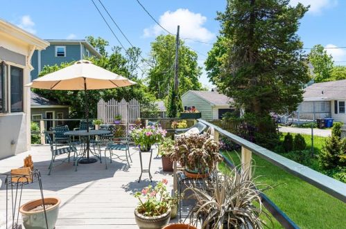 21 Catherine St, Middletown RI 02840-3232 exterior