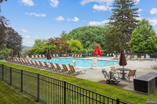 5201 Rio Vis Dr, Mahwah NJ 07430-4510 exterior