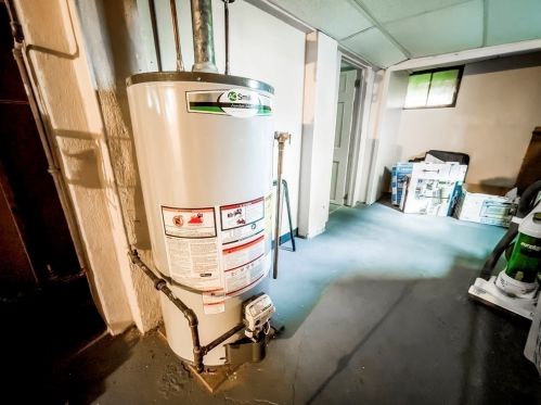 24 Cleveland St, Springfield MA  01104-2402 exterior