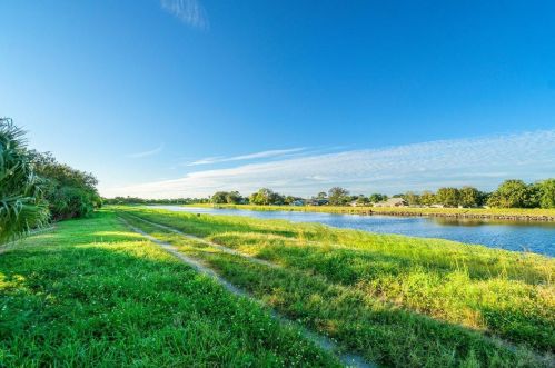 386 Dalton Cir, Fort Pierce FL 34953-5850 exterior