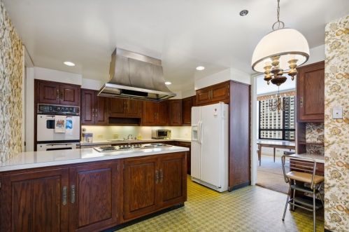 180 Pearson St, Chicago IL  60611-2130 exterior