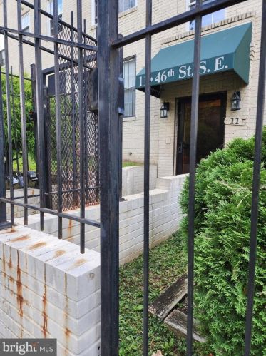 11 46th St, Washington, DC 20019-8404