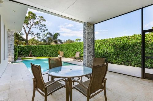 601 91 Ave, Naples FL 34108-2426 exterior