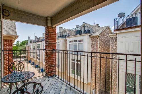 2212 Allen St, Dallas TX 75204-2608 exterior