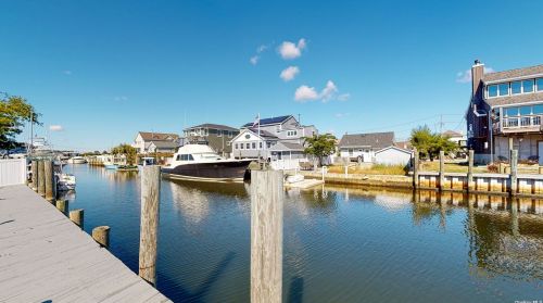 29 Mitchell Ave, Babylon NY 11702-4109 exterior