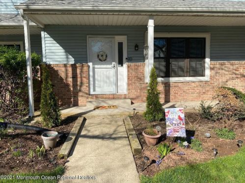 10 Aspen Dr, New Brunswick, NJ 08902-1049