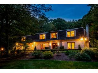 205 Beechwood Dr, Cranston, RI 02921-3316