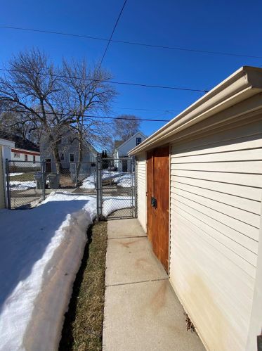 2835 37, Milwaukee WI 53215-3512 exterior