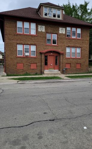 4110 22nd St, Milwaukee, WI 53209-6736