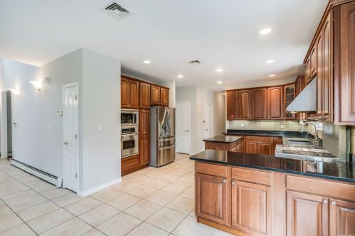 10 Buttonwood Dr, Huntington Station NY 11746-4803 exterior