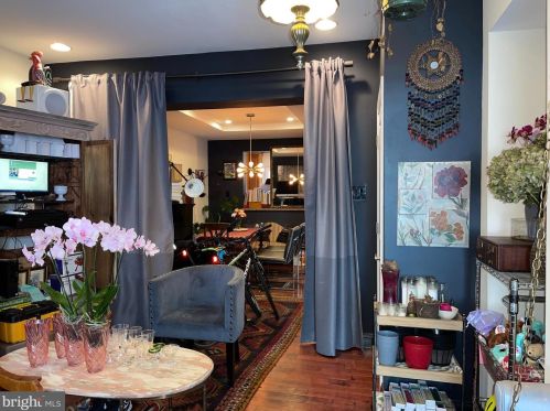 907 10th St, Philadelphia, PA 19123-1201