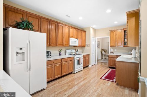 49 Falcon Ct, Trenton NJ 08690-2466 exterior