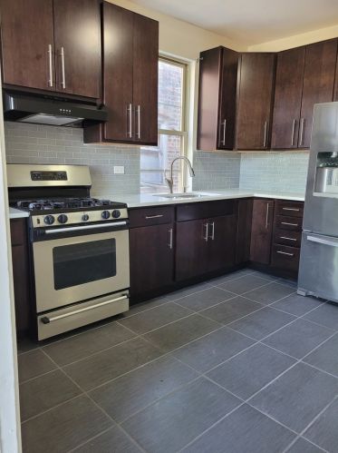 735 Ridgeway Ave, Chicago IL 60618-1010 exterior