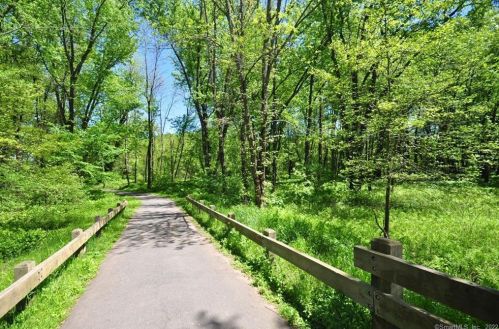 33 Mechanic St, Windsor CT 06095-2947 exterior