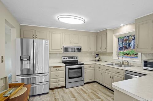 39 Tra Mart Dr, Uncasville CT  06382-1115 exterior