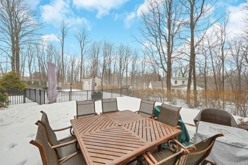 40 Cox Ave, Armonk NY 10504-2016 exterior