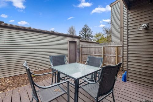 405 Rockwell St, Fenton MI 48430-2341 exterior