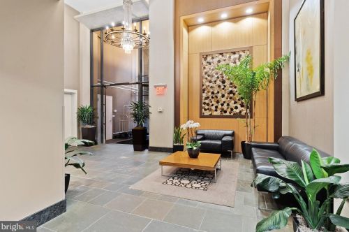 1425 Locust St, Philadelphia PA 19102-3832 exterior