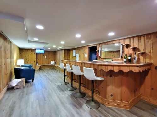 1631 Chateau Pl, Milwaukee WI 53217-6022 exterior